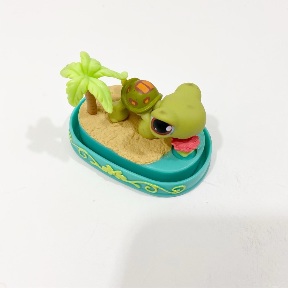 RARE Littlest Pet Shop 2004 Turtle Beach Set